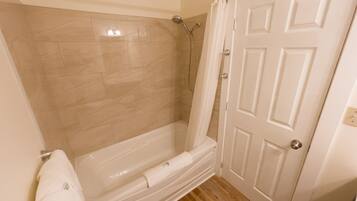 Chambre Classique, 2 lits doubles (Motel) | Salle de bain | Ensemble douche/baignoire, articles de toilette gratuits, sèche-cheveux