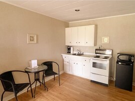 Studio Suite | Private kitchen | Fridge, microwave, toaster, lobster pot