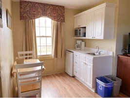 Standard Studio | Private kitchen | Fridge, microwave, toaster, lobster pot
