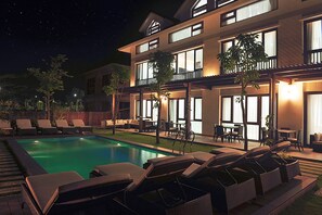 Kolam renang outdoor, dengan kursi berjemur