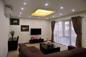 Deluxe Double Room, 1 King Bed, Courtyard View | Living room | 40-inch flat-screen TV with cable channels, LCD TV - Kosmos Phu Quoc Villa (Phu Quoc)