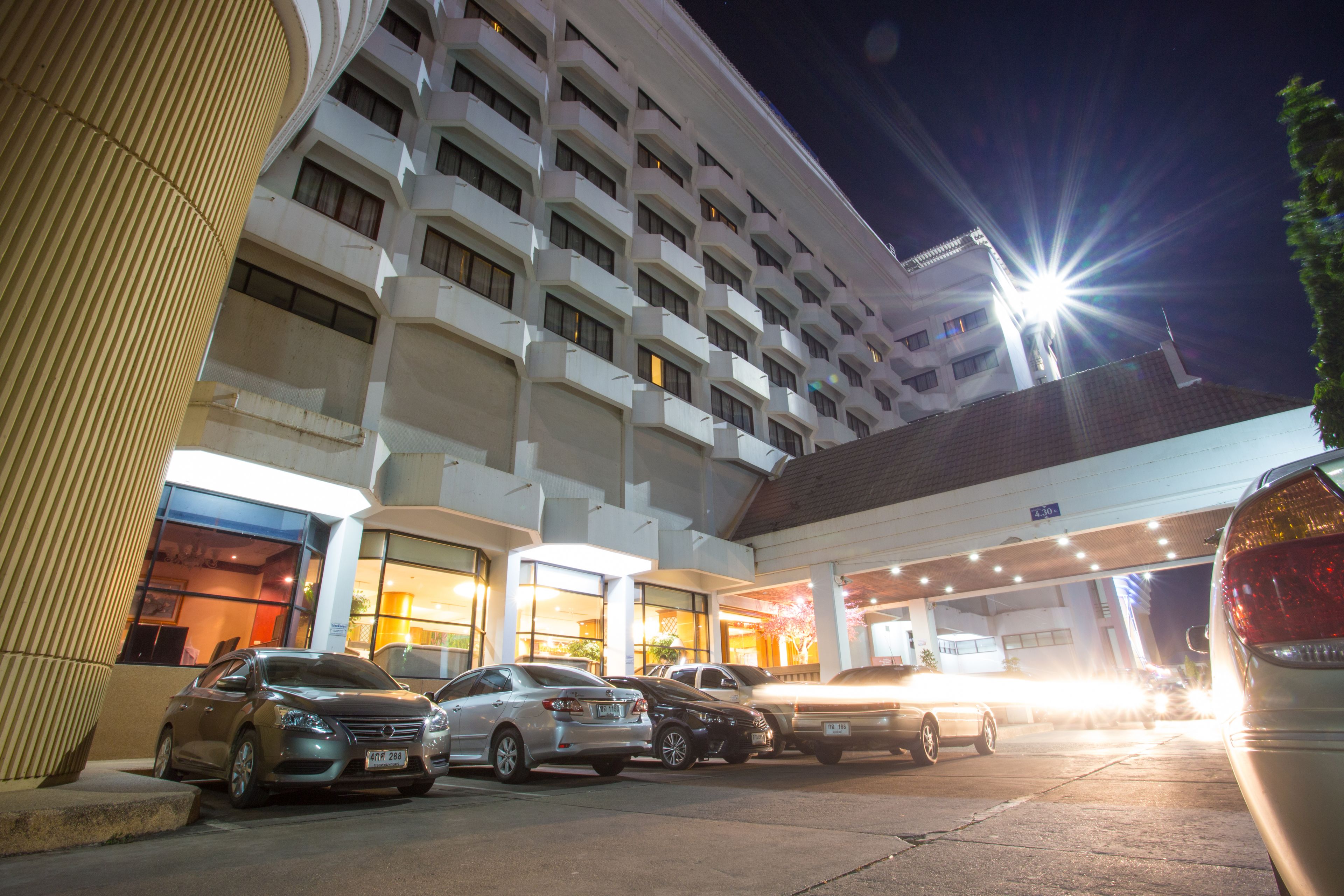 A multi-story hotel with a parking lot.