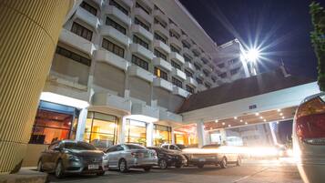 A multi-story hotel with a parking lot.