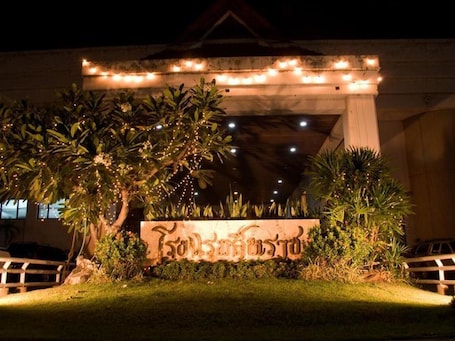 Fachada de la propiedad por la tarde o noche