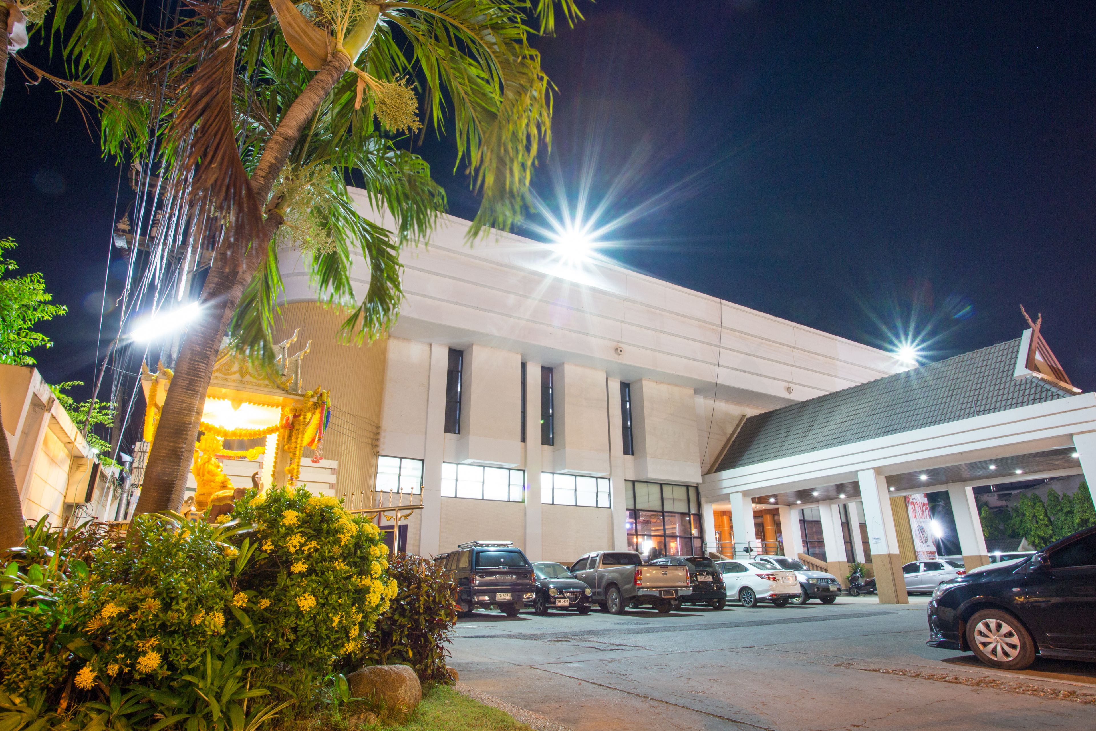 Un hôtel doté d’un parking, un immeuble à plusieurs étages et une entrée bien éclairée.