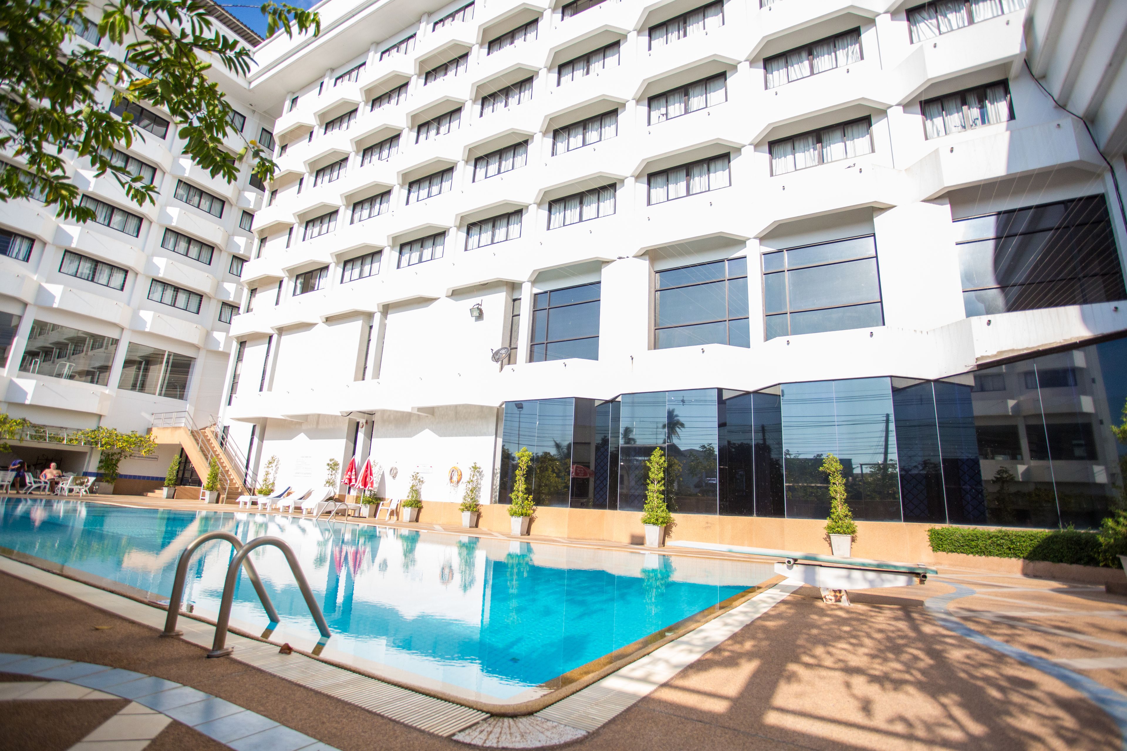 Outdoor pool, pool umbrellas, sun loungers