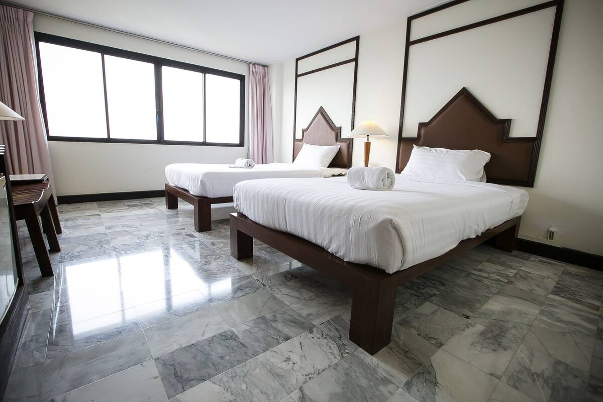 Quarto duplo superior | Cofres nos quartos, cortinas blackout, Wi-Fi de cortesia