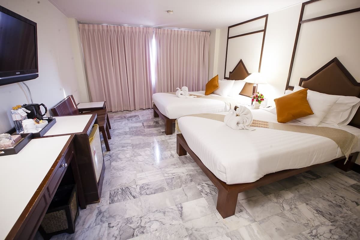 Quarto duplo luxo | Cofres nos quartos, cortinas blackout, Wi-Fi de cortesia