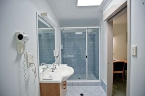 Bathroom - Centrepoint Motor Inn (Rockhampton)
