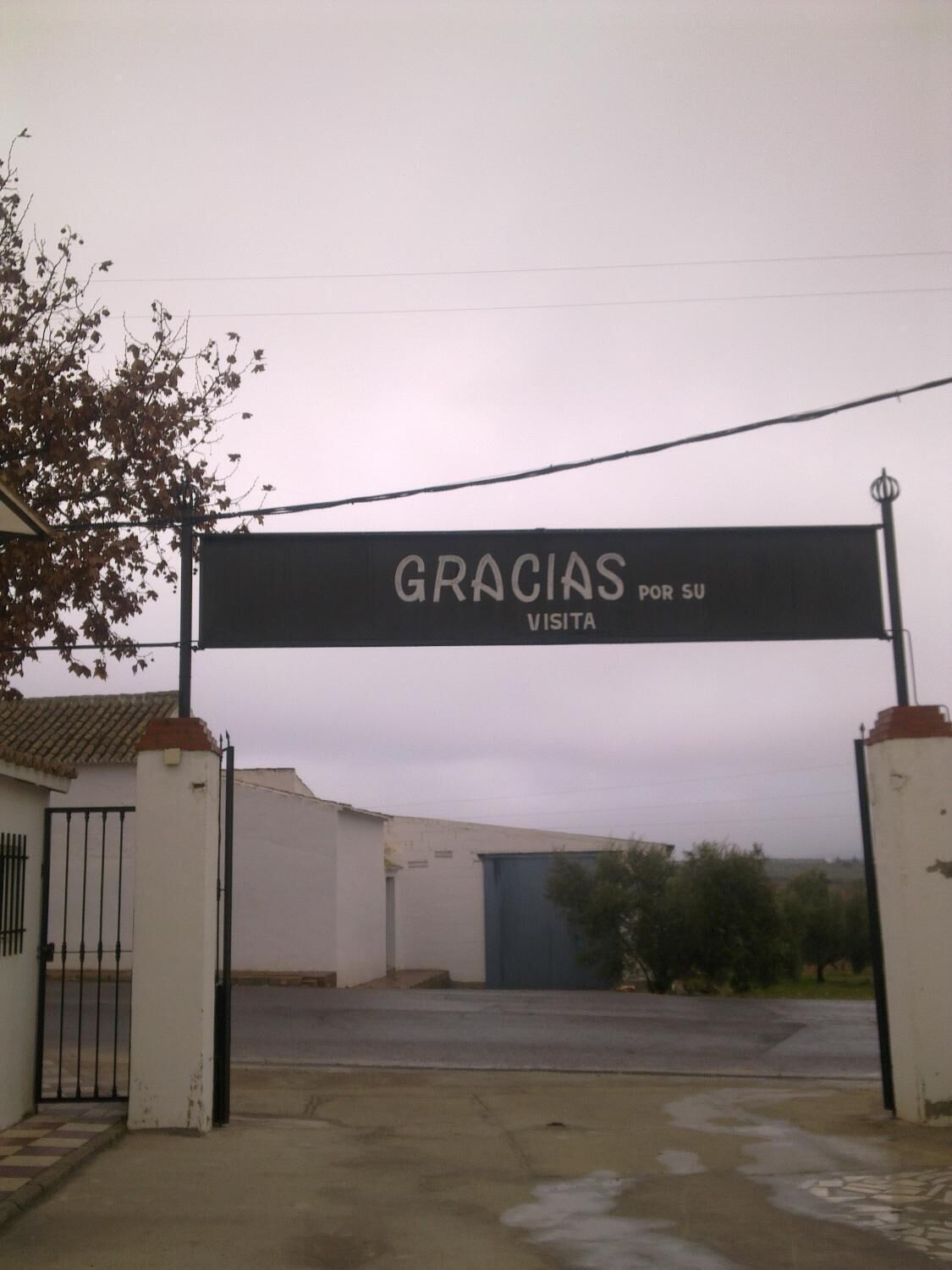 Un cartell que diu "GRACIAS POR SU VISITA" a l'entrada d'un edifici.