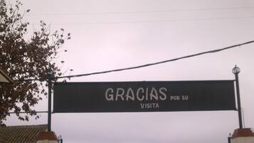 Un cartell que diu "GRACIAS POR SU VISITA" a l'entrada d'un edifici.