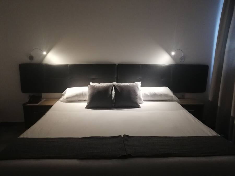 Double Room, 1 Double Bed | Desk, blackout drapes, soundproofing, WiFi (free)