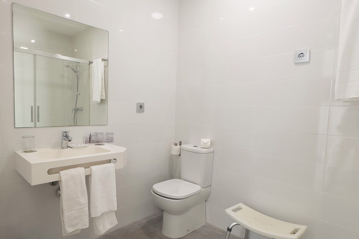 Double Room, Accessible | Desk, blackout drapes, soundproofing, WiFi (free)