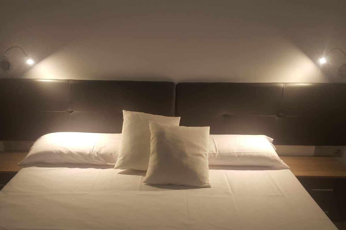 1 bedroom, desk, blackout curtains, soundproofing