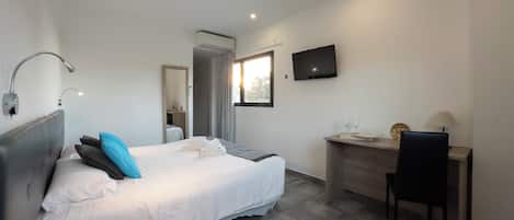 Double Room | Desk, blackout drapes, soundproofing, WiFi (free)