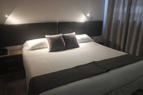 Habitación doble, 1 cama doble | Escritorio, cortinas opacas, sistema de insonorización y wifi gratis