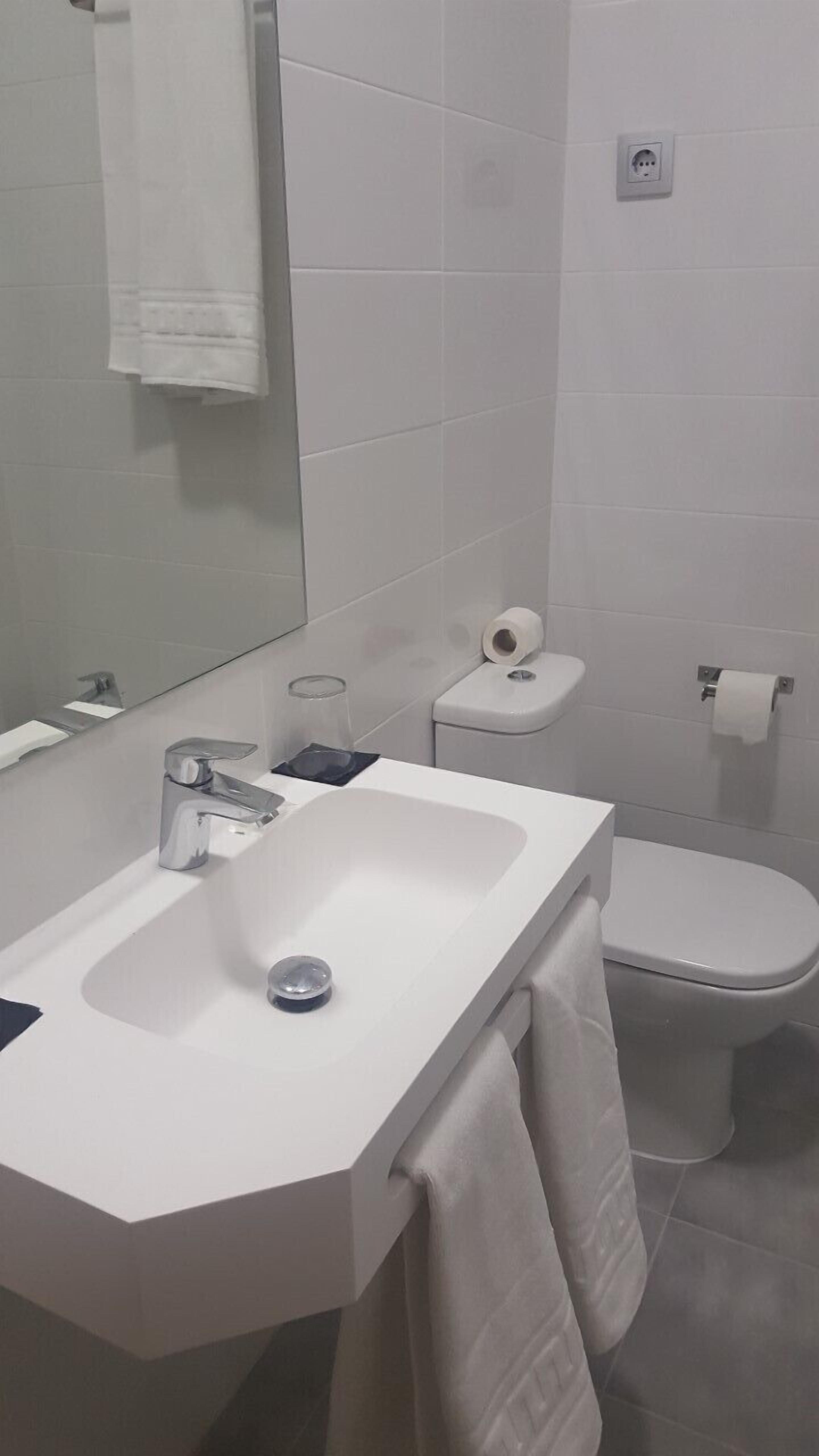 free toiletries, towels