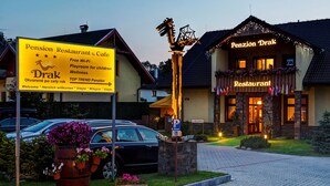 Restaurante y cafetería Drak, un hostal con salón infantil, servicios de bienestar y Wi-Fi gratuito.