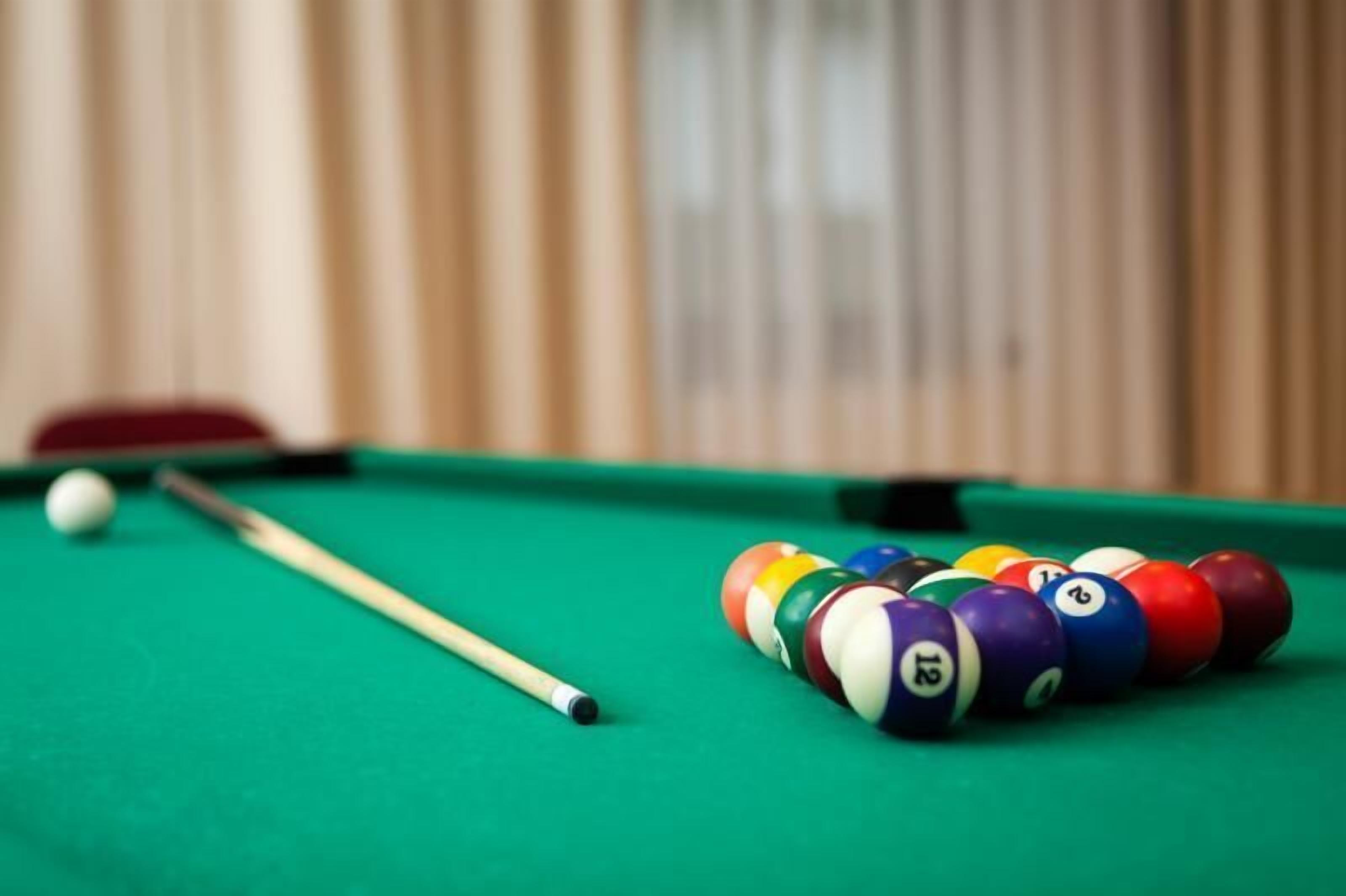 Ein Billardtisch mit Spielzeug und Kugeln.