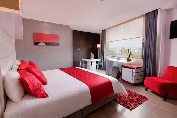 Suite, 1 cama King size, hidromasaje, vista a la ciudad | Ropa de cama de alta calidad y minibar