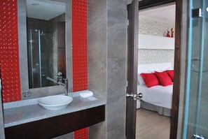 Habitación doble, 2 camas matrimoniales | Baño | Regadera, amenidades de baño gratuitas, toallas 