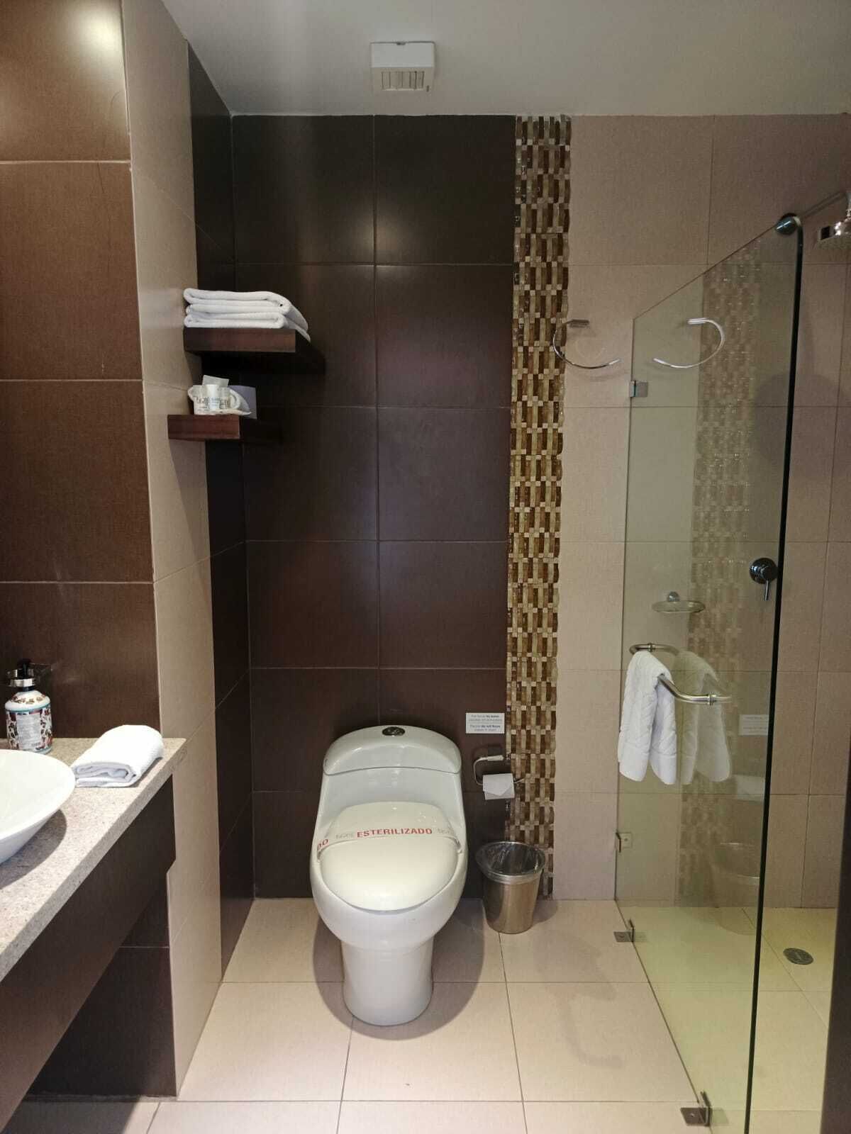 room, 1 queen bed | bathroom | shower, free toiletries, towels