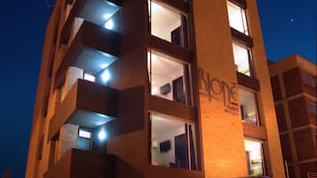 Fassade der Unterkunft – Abend/Nacht