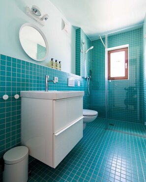 Dusche, kostenlose Toilettenartikel, Haartrockner, Handtücher