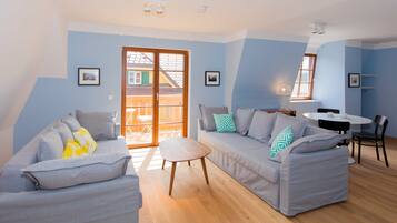 Apartment, 1 Schlafzimmer, Balkon, Bergblick (+ 80 EUR cleaning fee per stay) | Wohnbereich | Flachbildfernseher