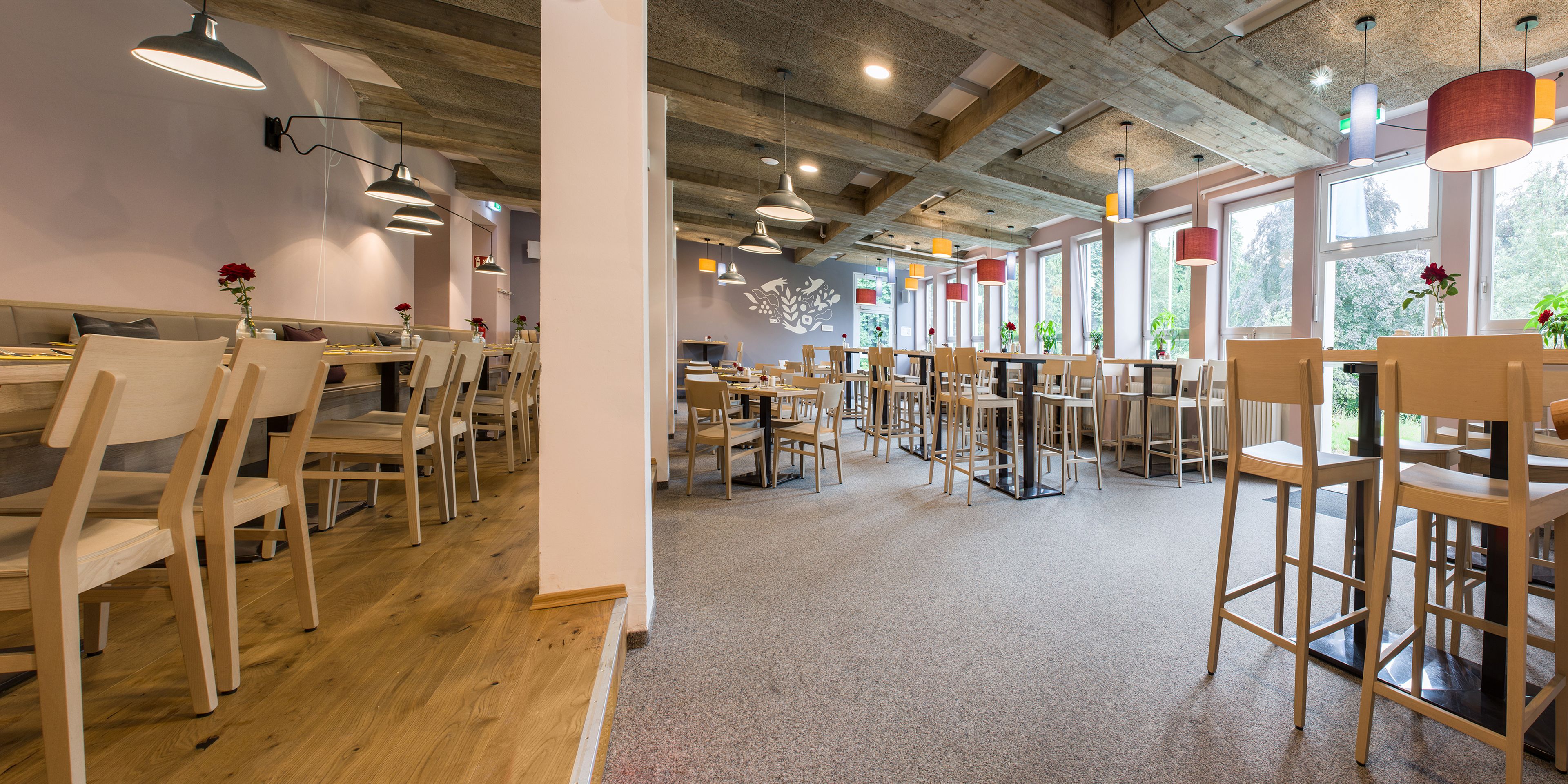 breakfast, lunch, dinner served; international cuisine