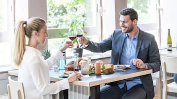 Phục vụ bữa sáng, bữa trưa, bữa tối, món ăn mang phong cách quốc tế