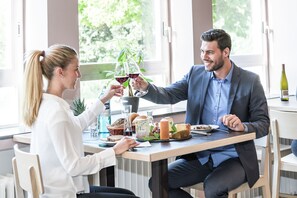 Aamiainen, lounas ja illallinen; kansainvälinen keittiö 