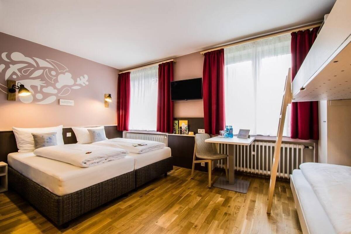 Hypo-allergenic bedding, in-room safe, desk, blackout curtains