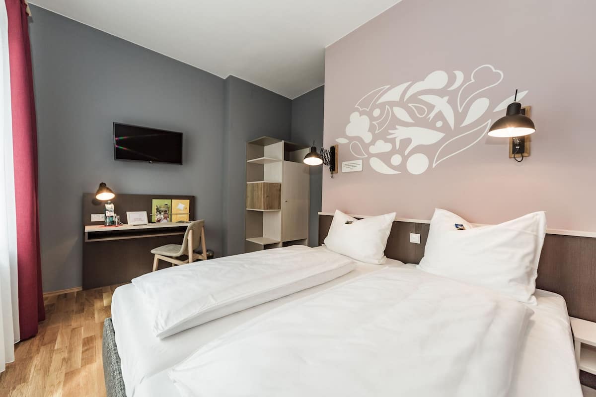 hypo-allergenic bedding, in-room safe, desk, blackout curtains