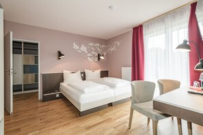 Hypo-allergenic bedding, in-room safe, desk, blackout curtains - JUFA Hotel Königswinter/Bonn (Königswinter)
