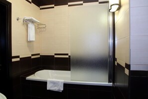 Combined shower/bathtub, deep-soaking bathtub, rainfall showerhead