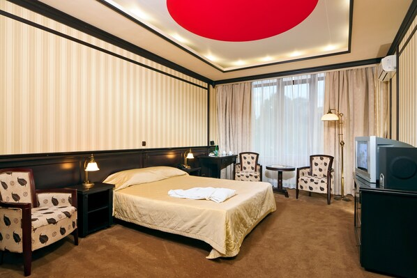 In-room safe, individually decorated, individually furnished, desk