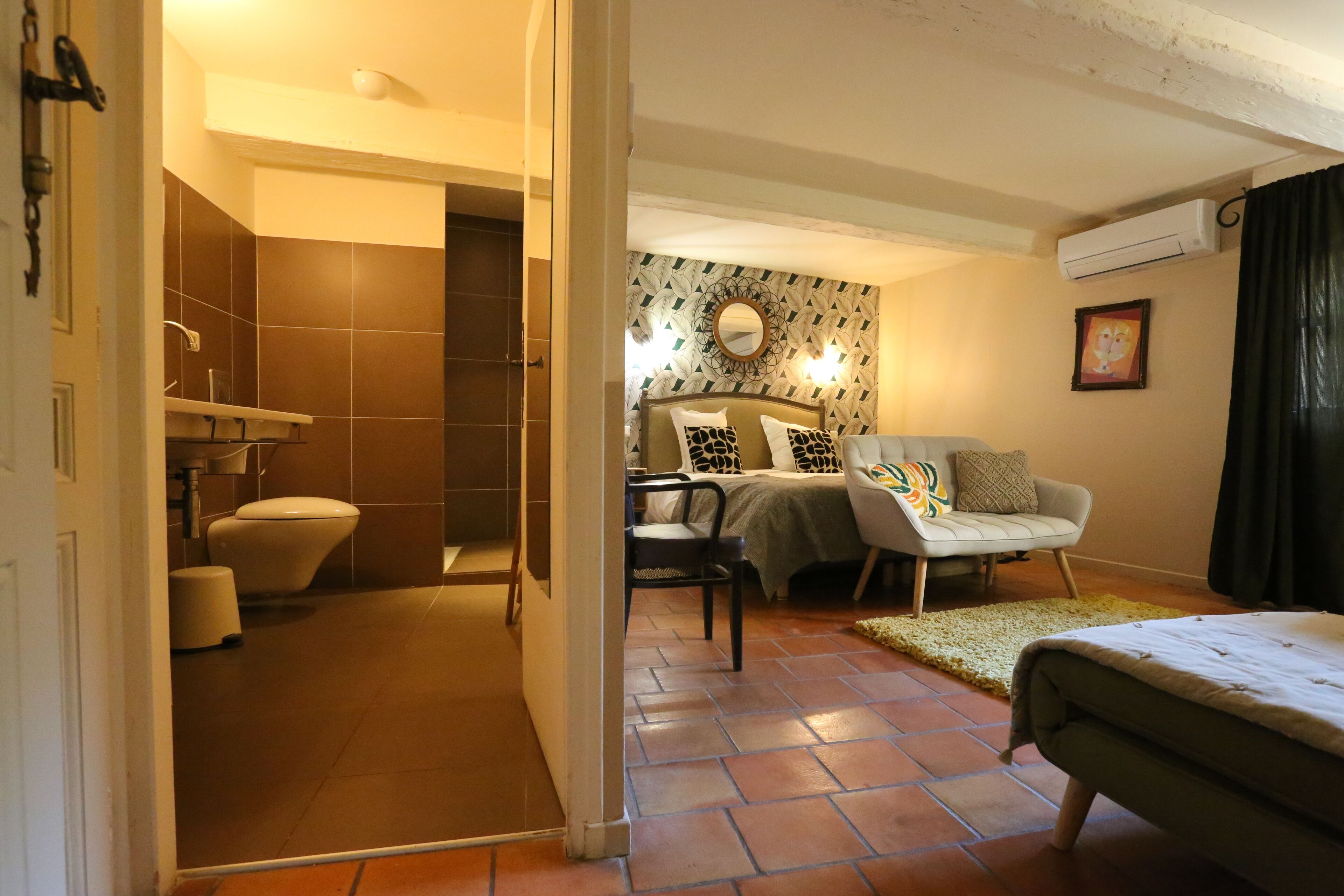 standard double room | bathroom | shower, free toiletries, hair dryer, towels