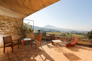 Individually decorated, individually furnished, desk, laptop workspace - La Treille Muscate (Cliousclat)