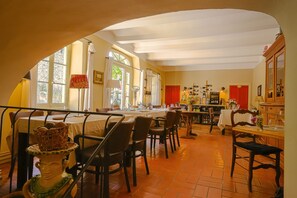 Déjeuner et dîner servis sur place