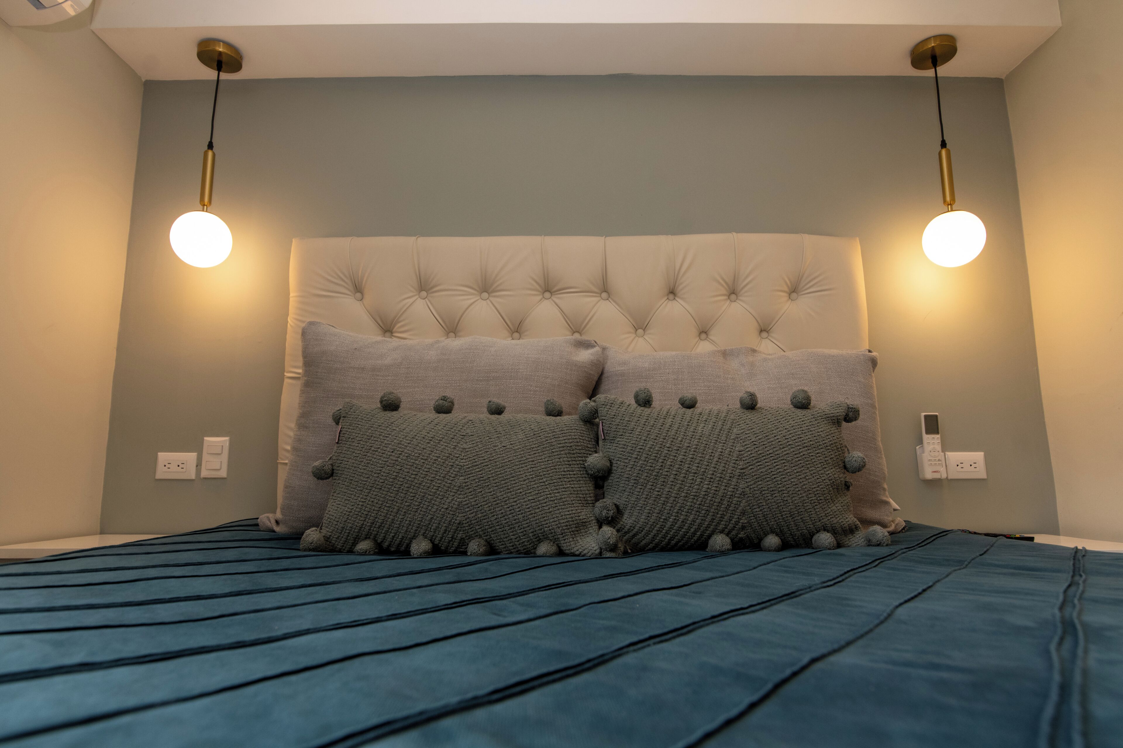 Habitación Deluxe, 1 cama Queen size | Caja de seguridad en la habitación y escritorio 
