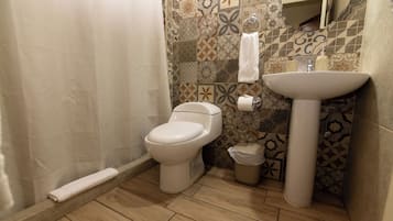 Chambre Double Supérieure, 2 lits doubles | Salle de bain | Douche, articles de toilette gratuits, sÚche-cheveux