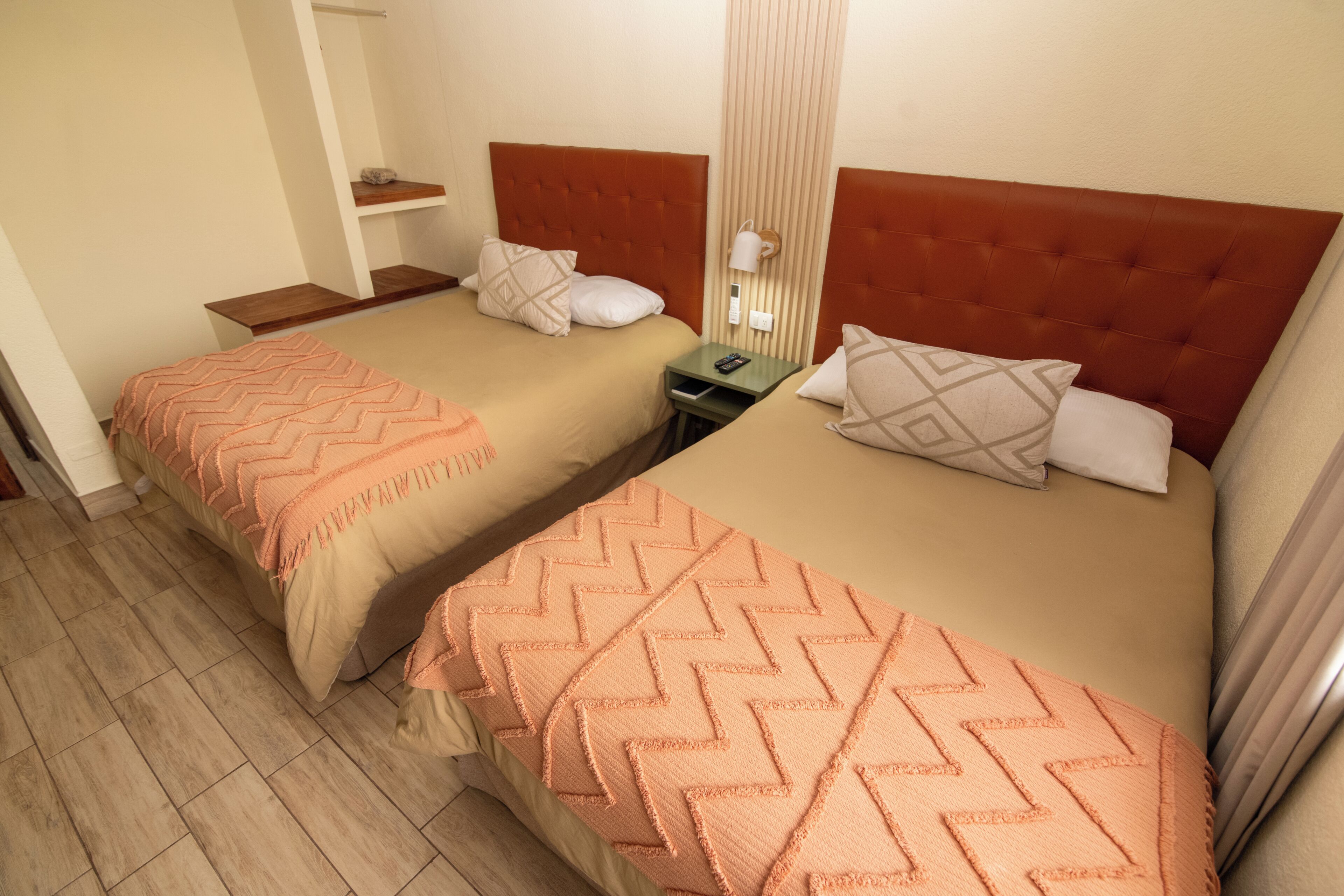Chambre Deluxe double, 2 grands lits | Coffre-fort, bureau, fer et planche à repasser, accès au Wi-Fi (inclus)
