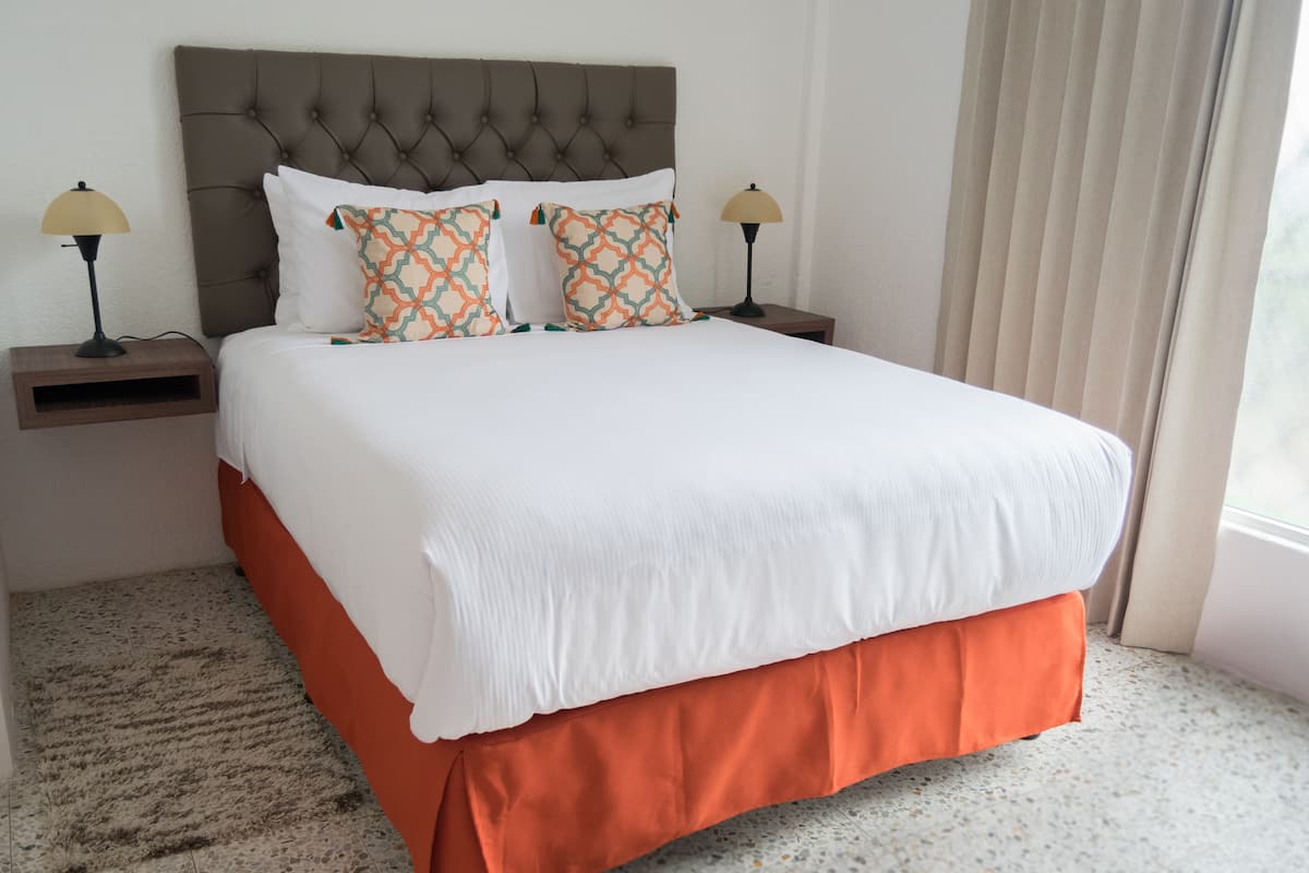 Deluxe kamer, 1 queensize bed | Een kluis op de kamer, een bureau, een strijkplank/strijkijzer