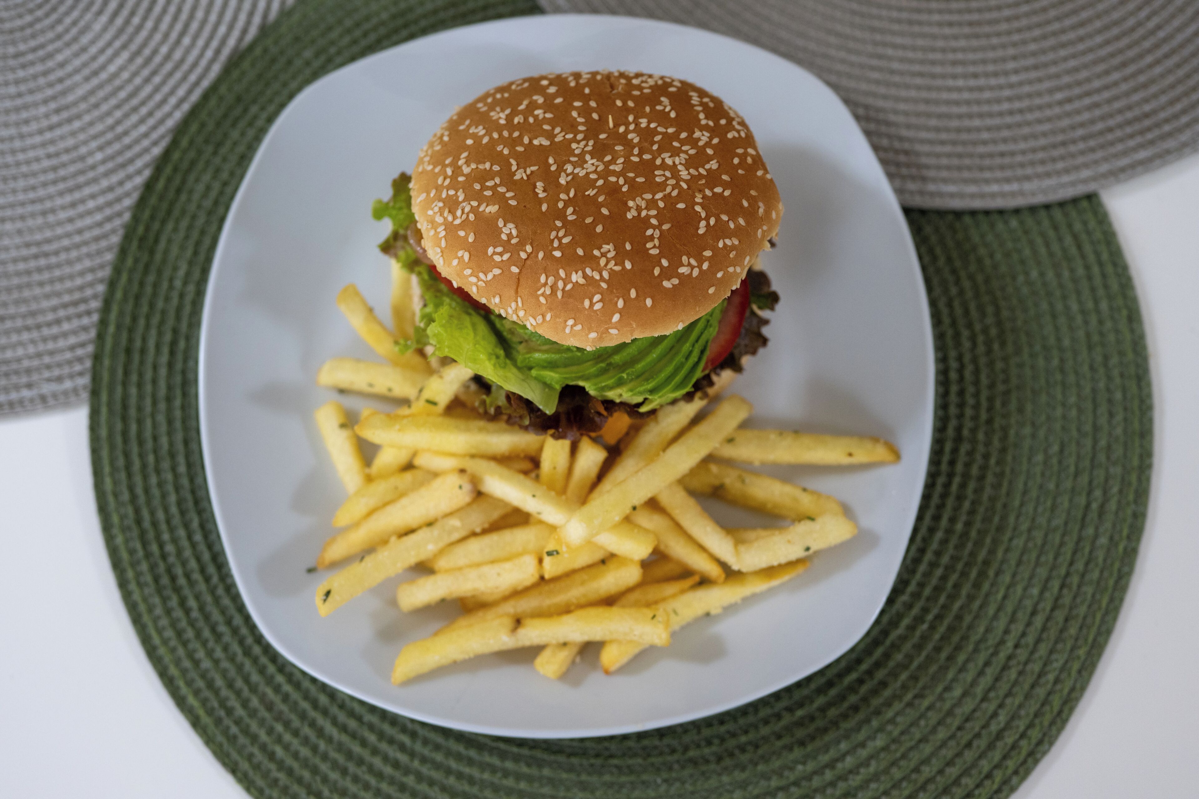 Un plato con una hamburguesa y papas fritas.