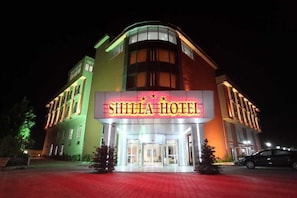 Un hôtel doté d’une enseigne bien visible indiquant « HÔTEL SHILLA » et présentant un design architectural moderne.