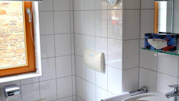 Ein Badezimmer mit Toilette, Waschbecken und Dusche.
