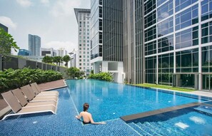 Outdoor pool, pool loungers - Ascott Orchard Singapore (Singapore)