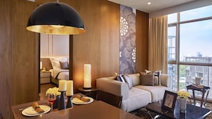Suite, 1 Bedroom (Pierre) | Ruang tamu | 40 inci televisyen dengan kabel 