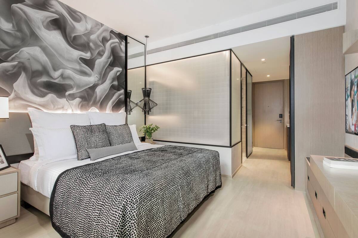 Een moderne slaapkamer met een groot bed, een unieke wanddecoratie en een minimalistisch design.